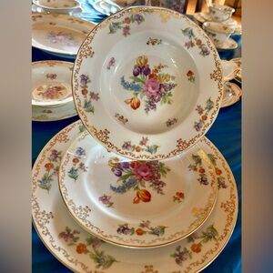 Noritake Dresdoll Pattern - Occupied Japan
5 Piece Seatting for 9
Over 65 Pieces